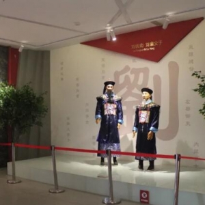 �������Ļ�֮������һ�����Ĳ�����ɫ���Ļ�С�ǣ�����Ϋ�����ܶ�������~